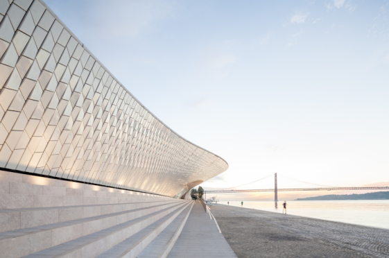 Fotografia da fachada do Museu MAAT, em Lisboa