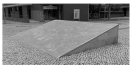 Prisma triangular que representa a rampa de pedra com o ângulo beta