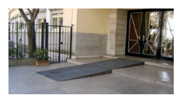 Fotografia da entrada da escola com a escada